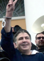 Саакашвілі витягнули з машини (фото)