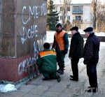 На памятниках уже пишут "Смерть донецким оккупантам" (+ ФОТО)</a>