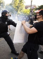 Біля Білого дому розігнали демонстрантів, протести тривають попри комендантську годину (відео)