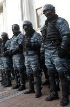 Навколо Кабміну десятки автобусів з беркутом