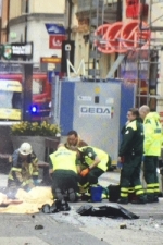 В центрі Стокгольма на пішохідній вулиці вантажівка врізалася в перехожих (фото)