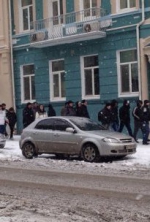 Представництво Євросоюзу в Україні блокують “тітушки”