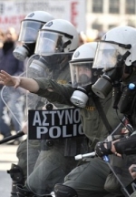 У центрі Афін - смертельна стрілянина, понад сотня затриманих