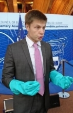 Депутат вдягнув на сесію ПАРЄ гумові рукавиці - для захисту від "токсичної Росії" (фото)