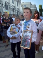 Річниця Іловайська: родичі загиблих прийшли під посольство РФ у Києві