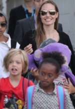 Анджеліна Джолі нагодувала дітей павуками
