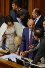 Роботу Ради зірвали штовханиною в президії (фото, відео)