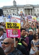 У Лондоні десятки тисяч людей вийшли на антитрампівський протест (фото)