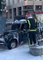 На Хрещатику чоловік облив із каністри авто і підпалив шини (відео)