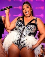 Пишнотіла співачка Lizzo продемонструвала великі сідниці у сексуальній білизні