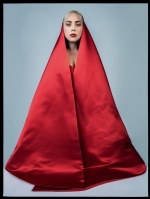 З "вирізаним" обличчям: Леді Ґаґа епатувала мережу загадковим фотосетом