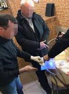 Заступника керівника львівського аеропорту зловили на хабарі