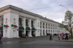 Гостинний двір "пакращили" зрубаними деревами