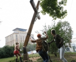 Активісток Femen допитали через зрізаний ними хрест</a>