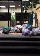 У Львові крамницю Roshen закидали мішками зі сміттям (фото)