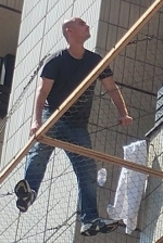 Чоловік обіцяє викинутися з вікна готелю Хрещатик: вимагає російського консула ( фото, відео)