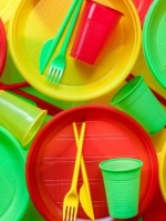 Україна може заборонити одноразовий пластиковий посуд – законопроєкт