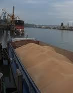 В Азовському морі затонула баржа з російським зерном