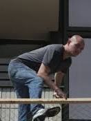 Не стрибнув: київський "самогубець" заліз назад у вікно (фото)