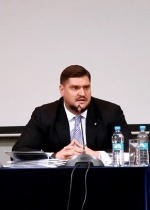 "Безграмотний" губернатор продовжує роботу після випробувального терміну