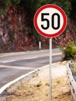З 1 січня швидкість авто у населених пунктах знижують до 50 км/год (документ)
