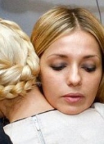 До лідера опозиції Юлії Тимошенко знову не пускають доньку