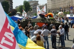 Міністр каже, що на бронетранспортері приїхав Турчинов (+відео)