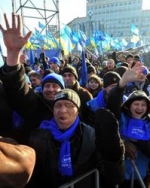 Партія регіонів знову звезла людей на антимайдан (фото)