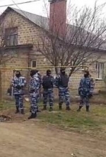 У Криму ФСБ одночасно проводить щонайменше 25 обшуків (відео)