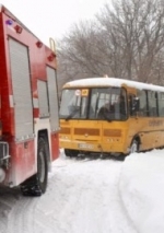 На Дніпропетровщині визволили із замету шкільний автобус з 20 учнями (фото)