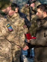 Зеленський нагородив бійців ООС та присвоїв почесні назви військовим частинам