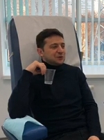 Зеленський наввипередки з Порошенком здав аналізи (фото, відео)