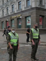 Чоловік захопив банк у центрі Києва і погрожує підірвати бізнес-центр (фото, відео)