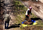 Комунальники у Чернігові згрібали сміття на український прапор (фото)