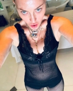 61-річна Мадонна показала сексі-лук із ванни і попросила благословення на лікування суглобів