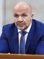 Мангера затримали й везуть із лікарні до суду