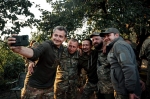 До бійців 15 мобільного прикордонного загону завітали відомі митці культурного об’єднання на чолі з Коля Сєрга , які підтримують українських військових. (+ ВІДЕО)