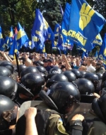 Після голосування за децентралізацію під Радою почались сутички (ФОТО, ВІДЕО)