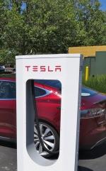 На трасі Київ-Львів відкривають заправки Tesla