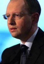 Клюєв і Яценюк ведуть переговори про мирне врегулювання ситуації