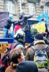 Мітингувальники колоною блокують урядовий квартал