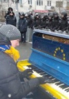Біля Адміністрації президента активісти проводять акцію добра