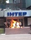 Під будівлю телеканалу "Інтер" привезли шини (фото)