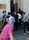 Невідомі в масках-балаклавах штурмували будівлю міської ради в Харкові (фото)