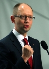 Яценюк доручив підготувати рішення про підвищення соцстандартів з 1 травня