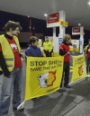 Сімох активістів Greenpeace, які пікетували біля платформи "Газпрому", заарештували на 2 місяці (фото)