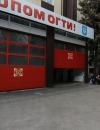 Бойовики ДНР змусили працівників держслужби з надзвичайних ситуацій покинути будівлю і почали будувати поряд барикаду (відео)