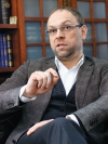 Суд закрив справу про побиття Окунської Власенком, але не виправдав його