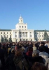В Хмельницькому мітингувальники барикадують будівлю ОДА