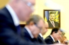 Влада тисне на опозиційних депутатів